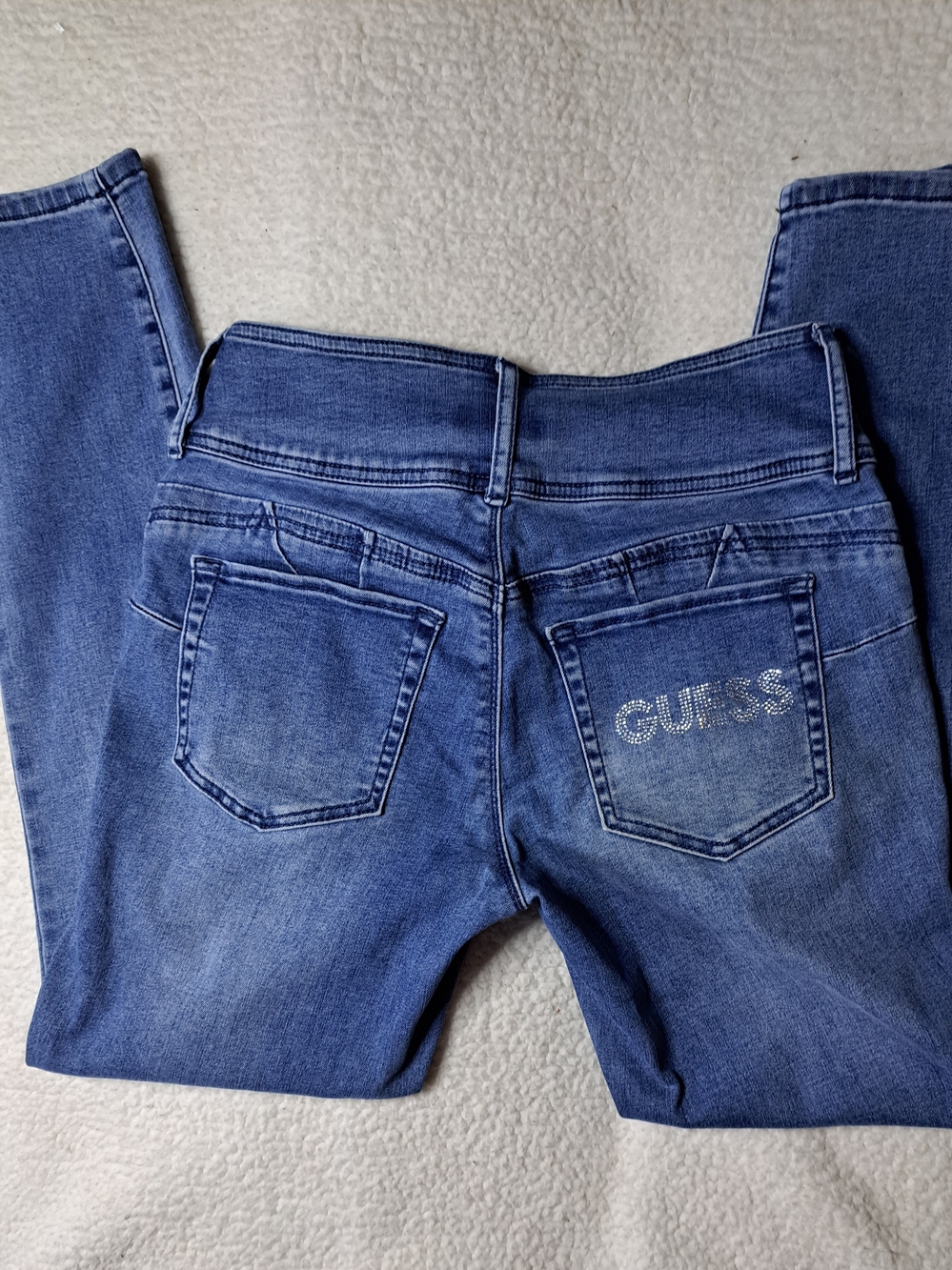 Vintage GUESS Women's Blue Denim Jeans with Embellished Back Pocket